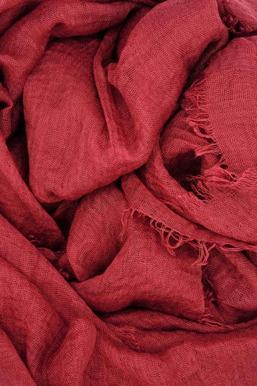 Cotton Crinkle Hijab - Lipstick - deep red color - fabric closeup
