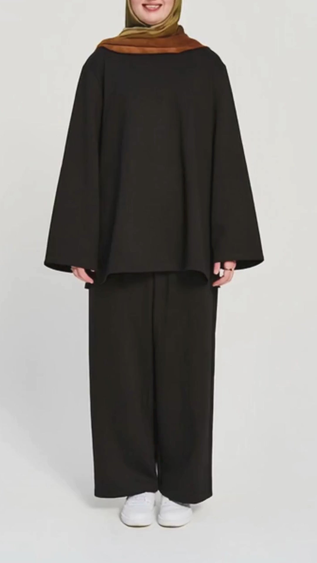 Video of the Raha Lounge Set in Brew by Momina Hijabs